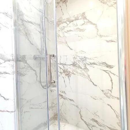 1,5 Bedroom Downtown Апартаменты